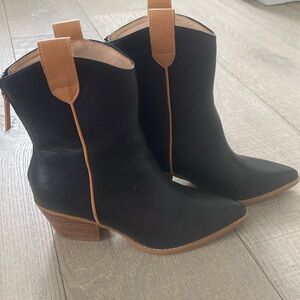 Oasis society black leather boots size 7.5 w tan trim